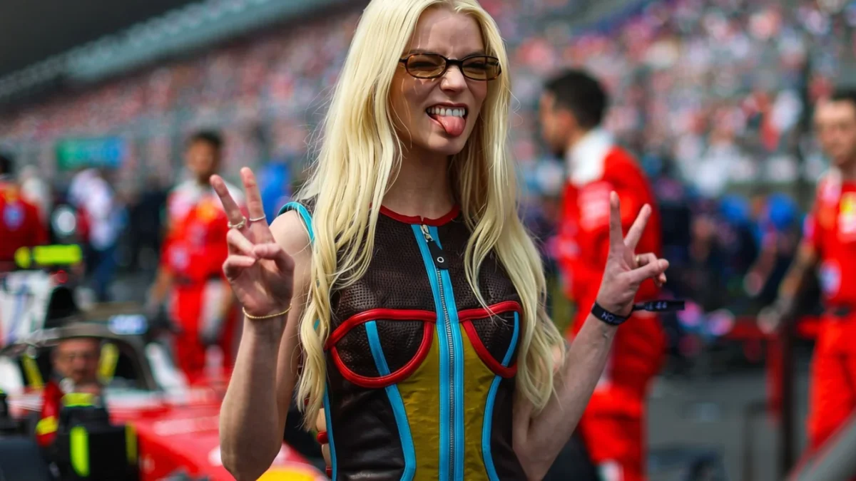 Anya Taylor-Joy surprinde la Formula 1 cu o ținută de piele din 1991