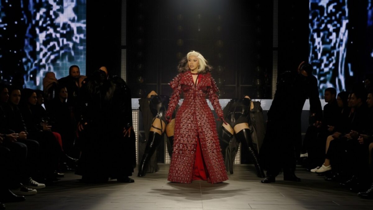 Cardi B uimește pe scenă cu o haină 3D și un body de cristal
