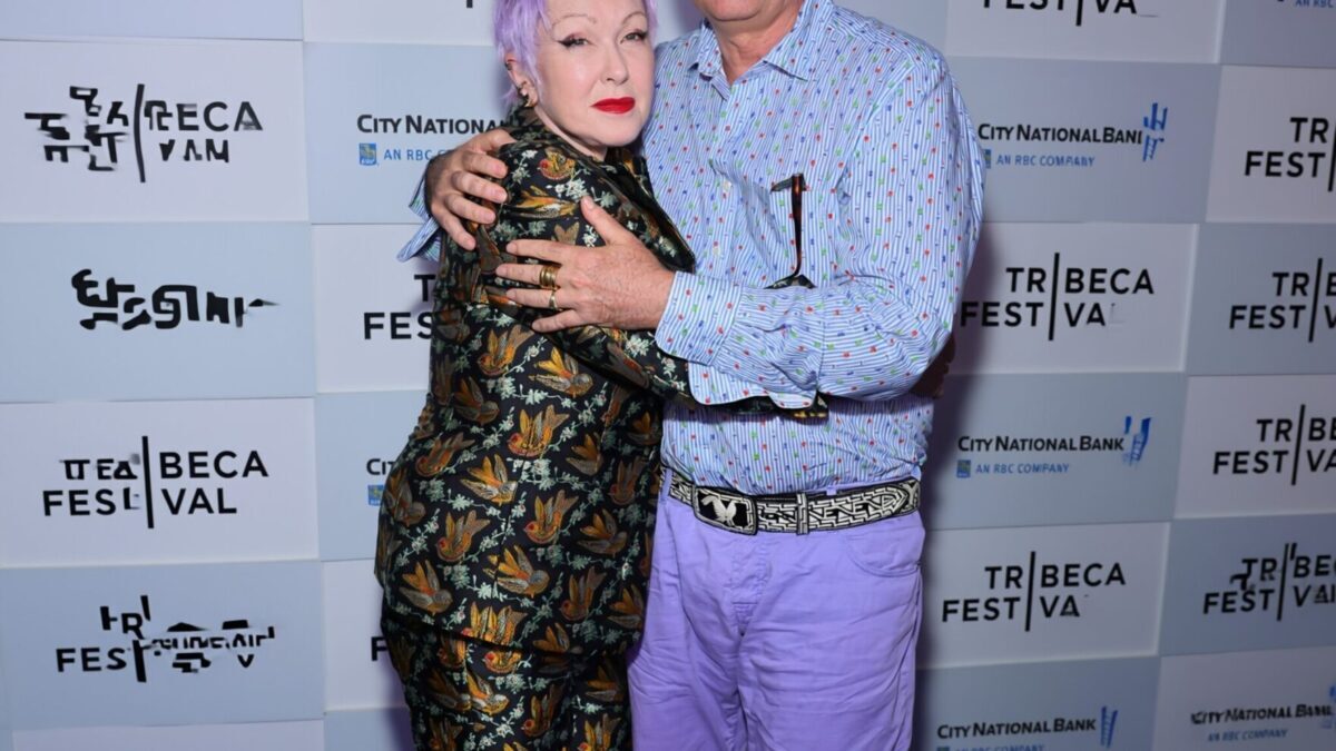 Soțul lui Cyndi Lauper, dat în judecată pentru agresiunea sexuală a fiului său