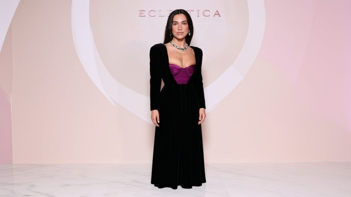 Dua Lipa atrage atenția cu o rochie Balmain la evenimentul Bvlgari