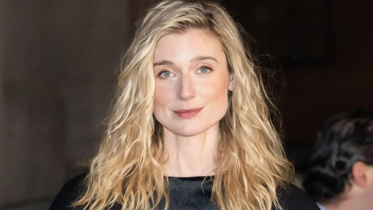 Elizabeth Debicki renunță la imaginea Dianei cu o rochie nud Schiaparelli