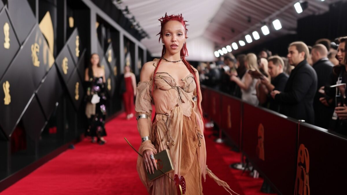 FKA Twigs îl dă în judecată pe Shia LaBeouf pentru un NDA considerat ilegal