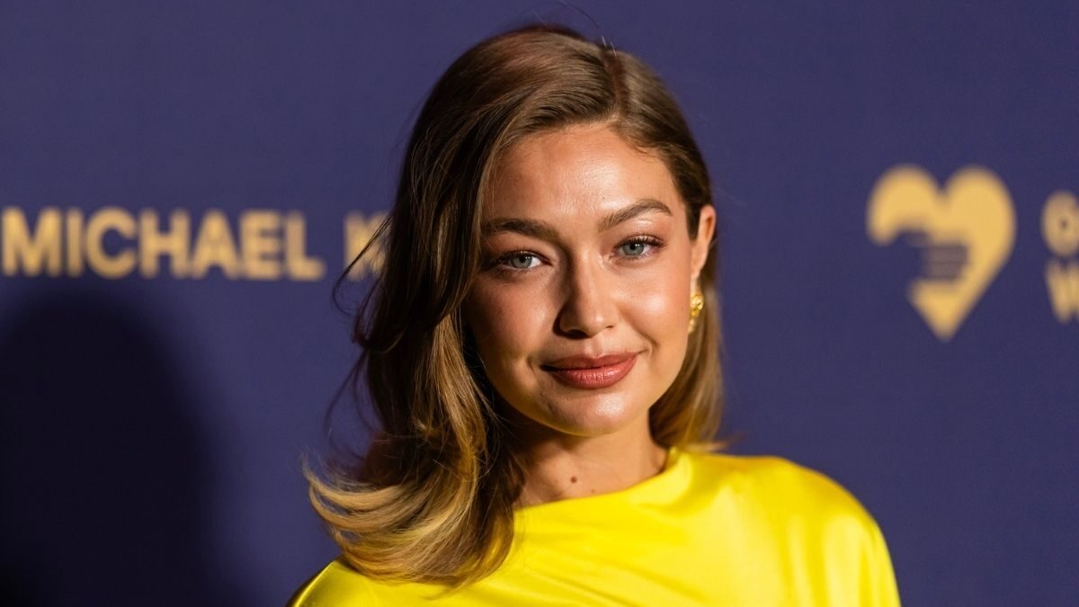 Gigi Hadid stârnește reacții cu o fotografie îndrăzneață în halat deschis