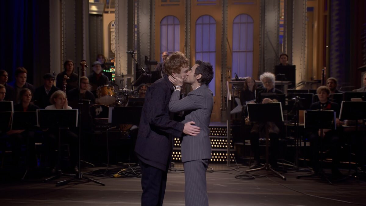Harry Styles răspunde acuzațiilor de queerbaiting cu un sărut la SNL