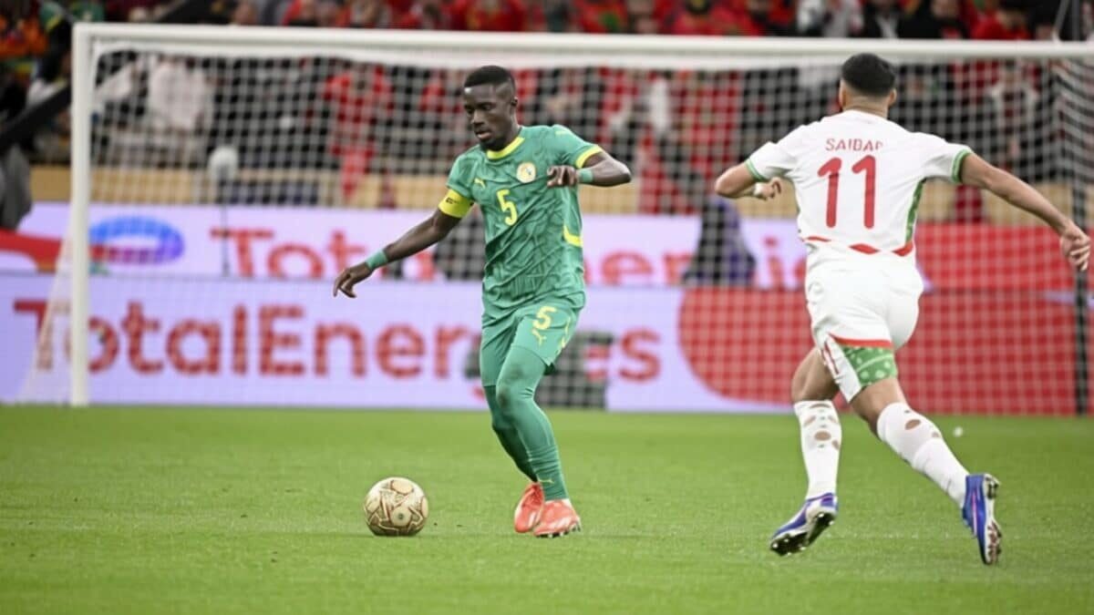 Gueye oferă medaliile Marocului după finala pierdută cu 3-0 la masa verde