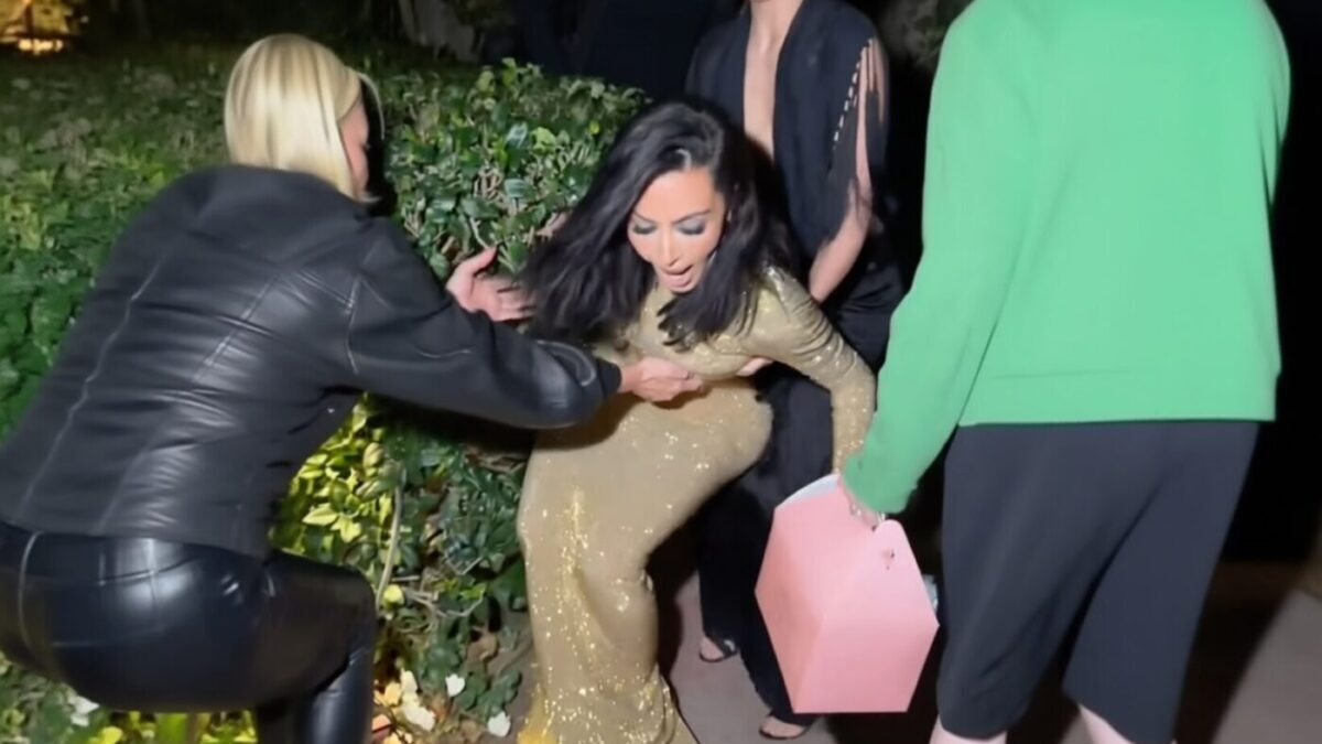 Kim Kardashian era să cadă la Oscar 2026 din cauza tocurilor de 20 cm