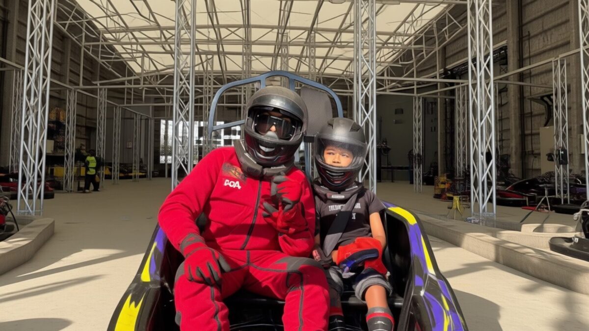 Kim Kardashian, în costum de pilot F1 la Tokyo alături de Lewis Hamilton