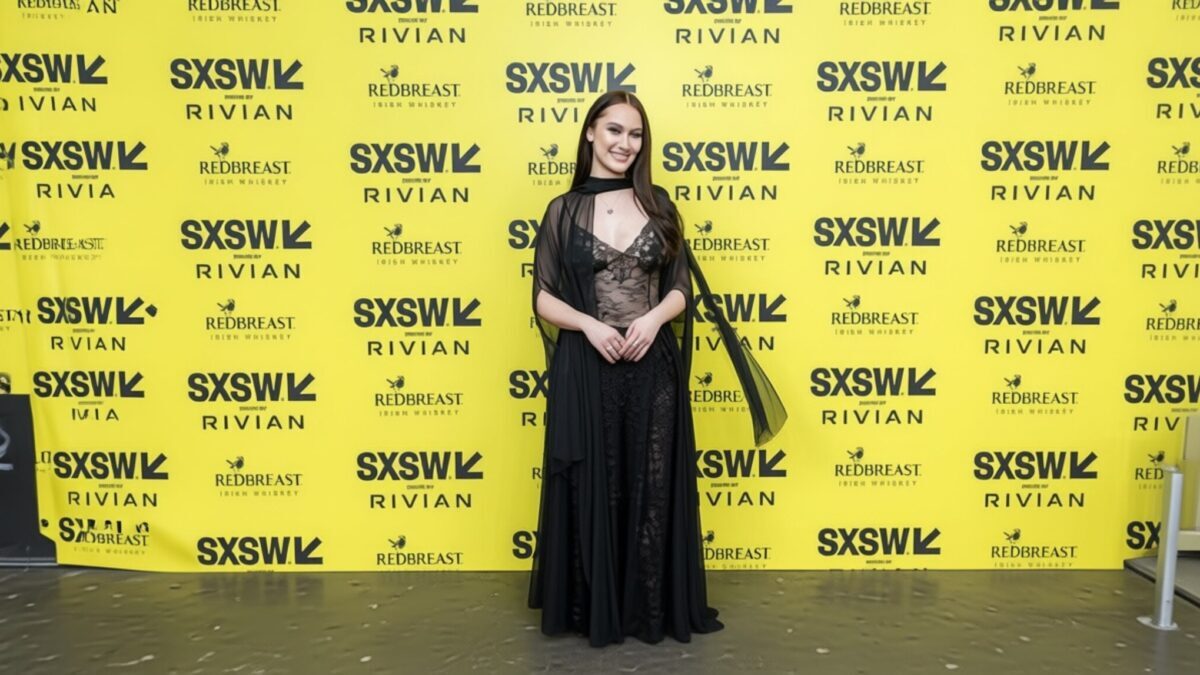 Lola Tung a purtat o rochie Blumarine transparentă la festivalul SXSW 2026