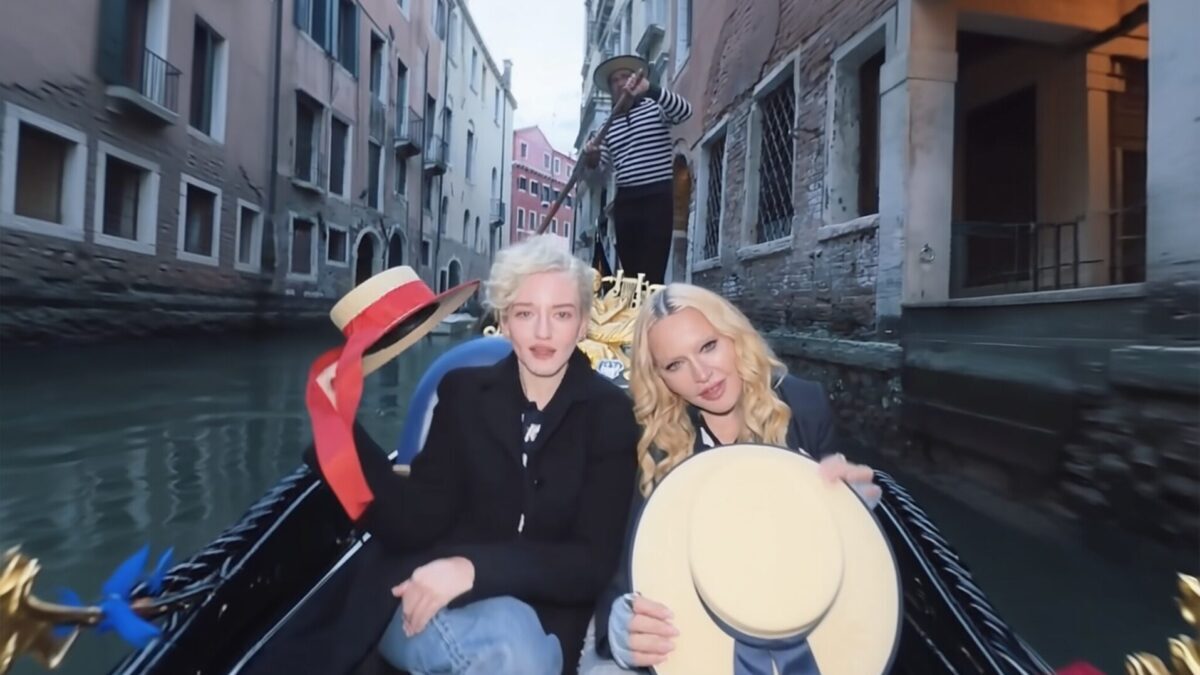 Madonna și Julia Garner refac celebrul clip Like a Virgin după 40 de ani
