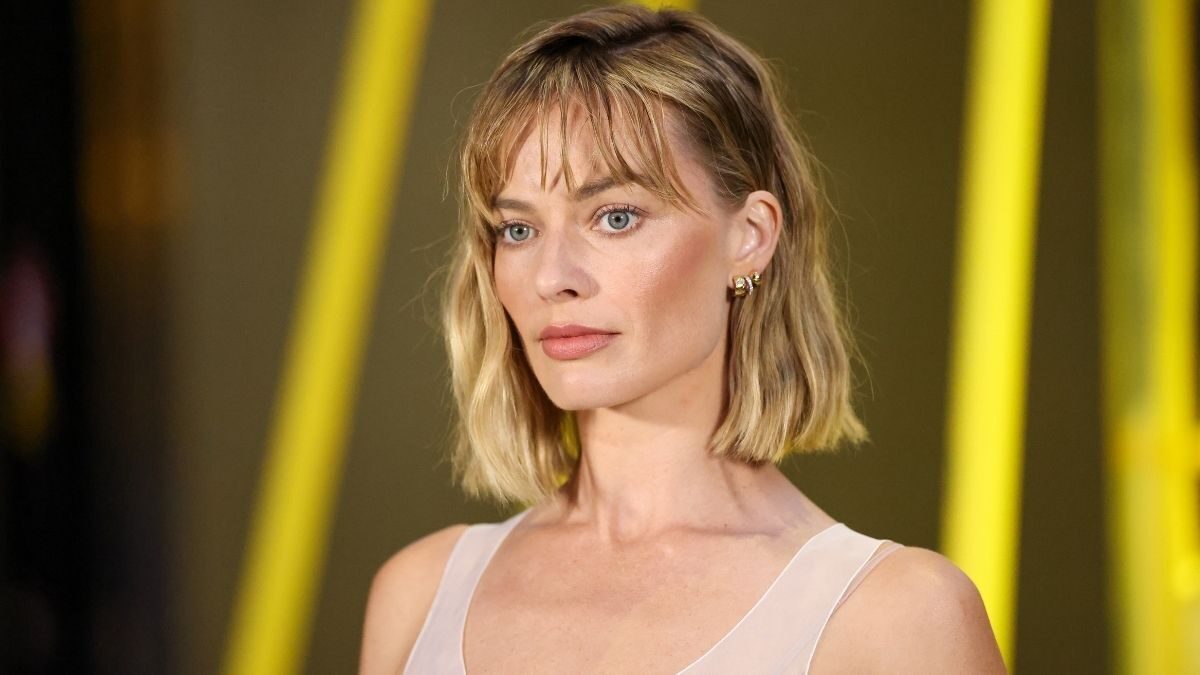 Margot Robbie transformă o ținută cu o geantă Chanel de 6.100 de dolari