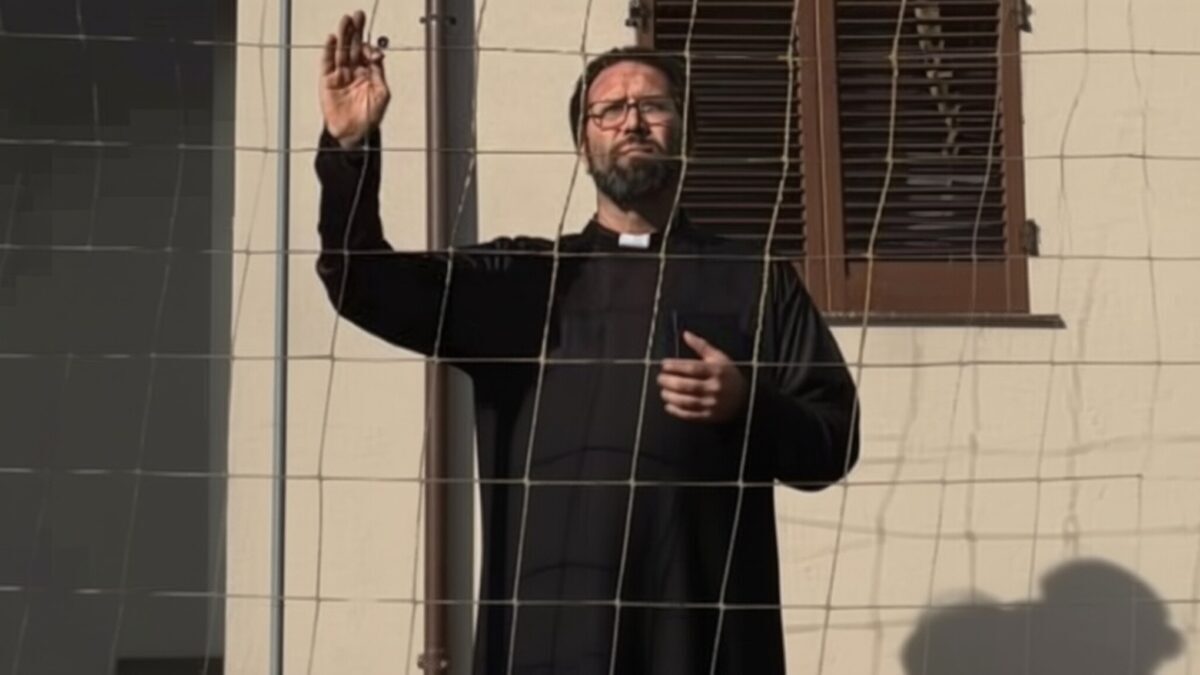 Suspendare de 4 luni pentru antrenorul deghizat în preot care a lovit un jucător