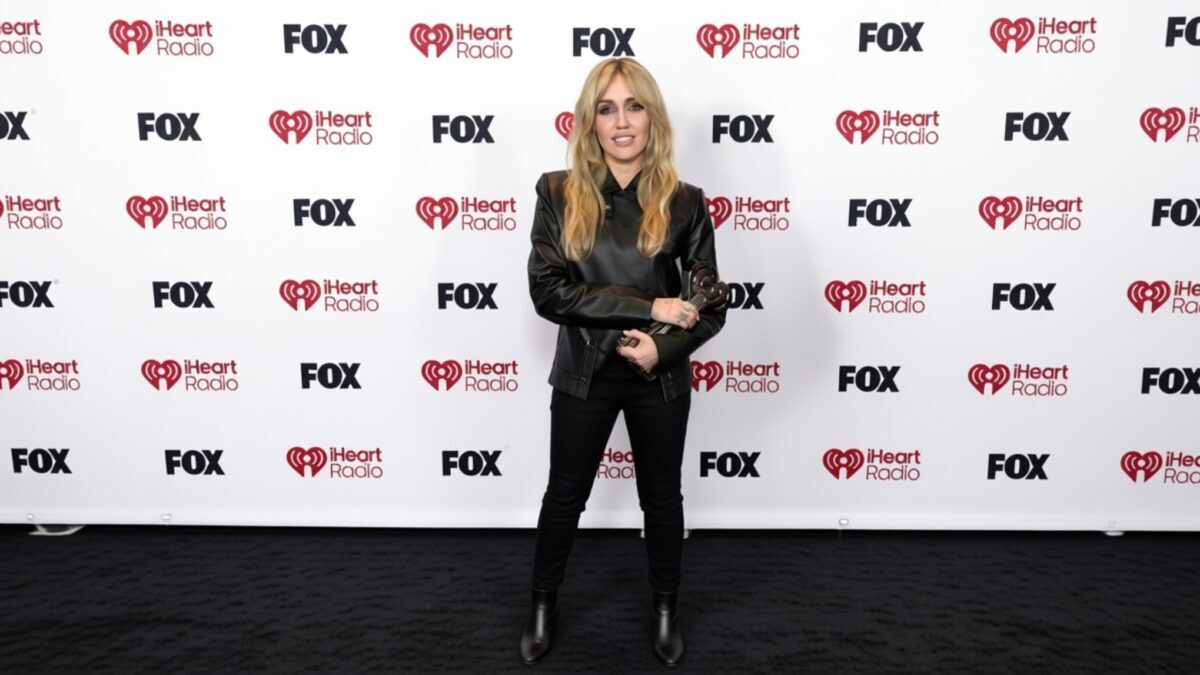 Miley Cyrus poartă bijuterii de 58.000 de dolari la iHeartRadio Awards