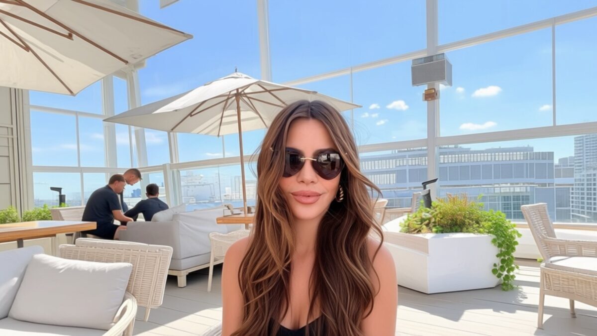 Sofia Vergara uimește la petrecerea lui Paris Hilton cu o rochie roz transparentă