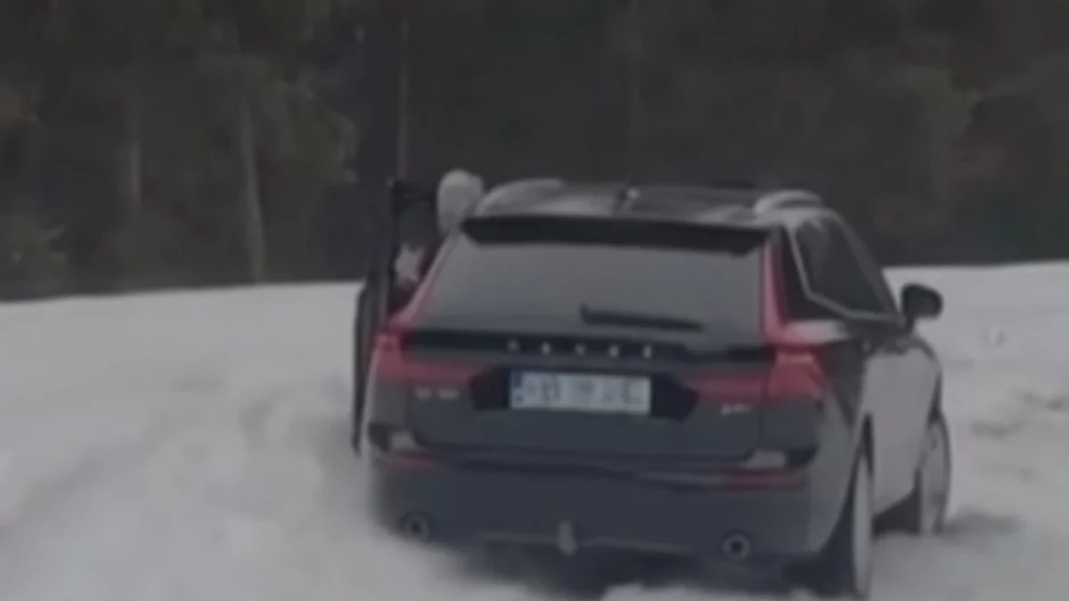 Șofer de 66 de ani, blocat în zăpadă pe Transalpina după ce a ignorat interdicția