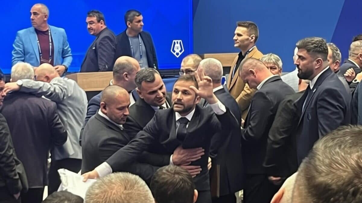 Scandal la alegerile FRF – contracandidatul lui Burleanu imobilizat de bodyguarzi