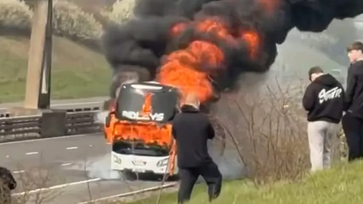 Autocar cu fani Manchester City, mistuit de flăcări pe autostrada M6