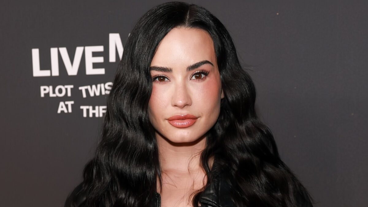 Demi Lovato lansează trendul manichiurii French cu vârf negru