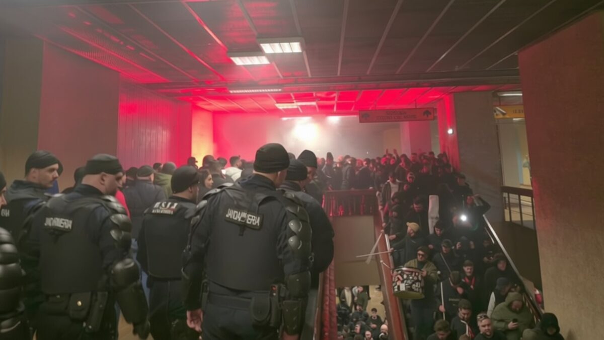 Haos la metrou provocat de 725 de fani Dinamo cu torțe și scandări rasiste