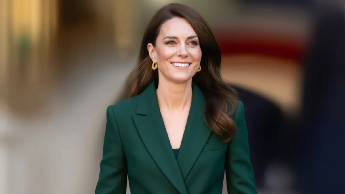Kate Middleton a uimit în 2013 cu un palton Mulberry neașteptat de scurt