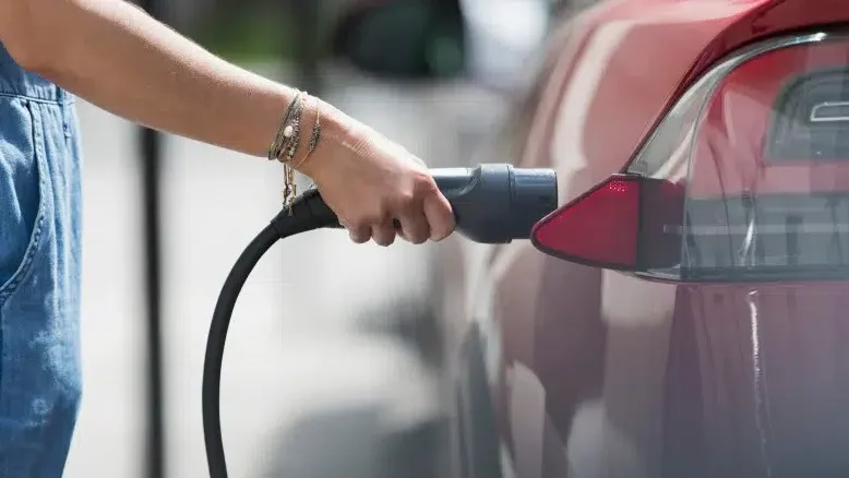 Prețul petrolului a explodat cu 50% și dublează vânzările de mașini electrice