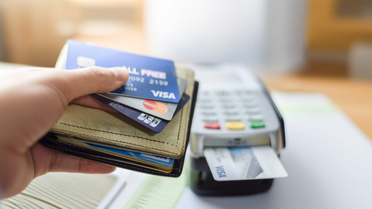 Marea Britanie elimină limita de 100 de lire la plata contactless cu cardul