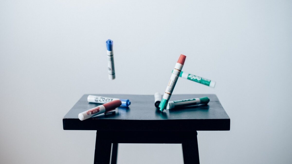 Tabla magnetică un instrument de bază pentru cursuri și traininguri moderne