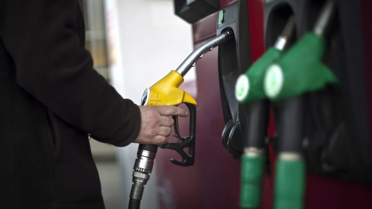Guvernul vrea taxă pe supraprofit pentru OMV Petrom, Rompetrol și Socar