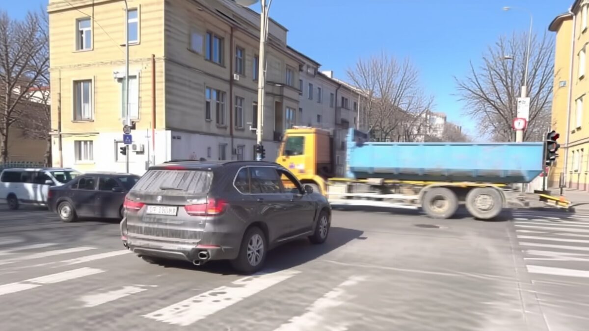Trafic paralizat în Brăila pentru 2 luni din cauza unui semafor distrus