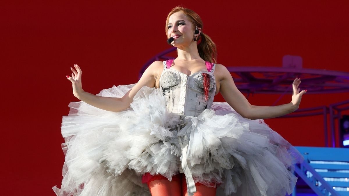 Addison Rae atrage atenția cu o ținută transparentă după Coachella 2026