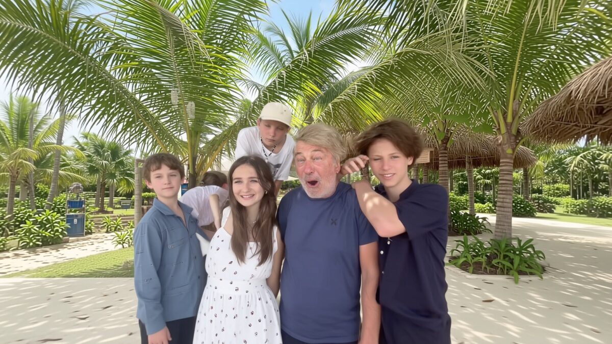 Alec Baldwin, umilit de fiica sa la 68 de ani pentru diferența de 26 de ani