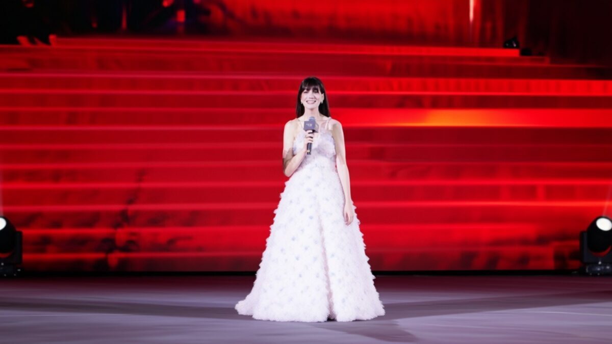 Anne Hathaway uimește într-o rochie Susan Fang cu pantofi de 2.000 de dolari