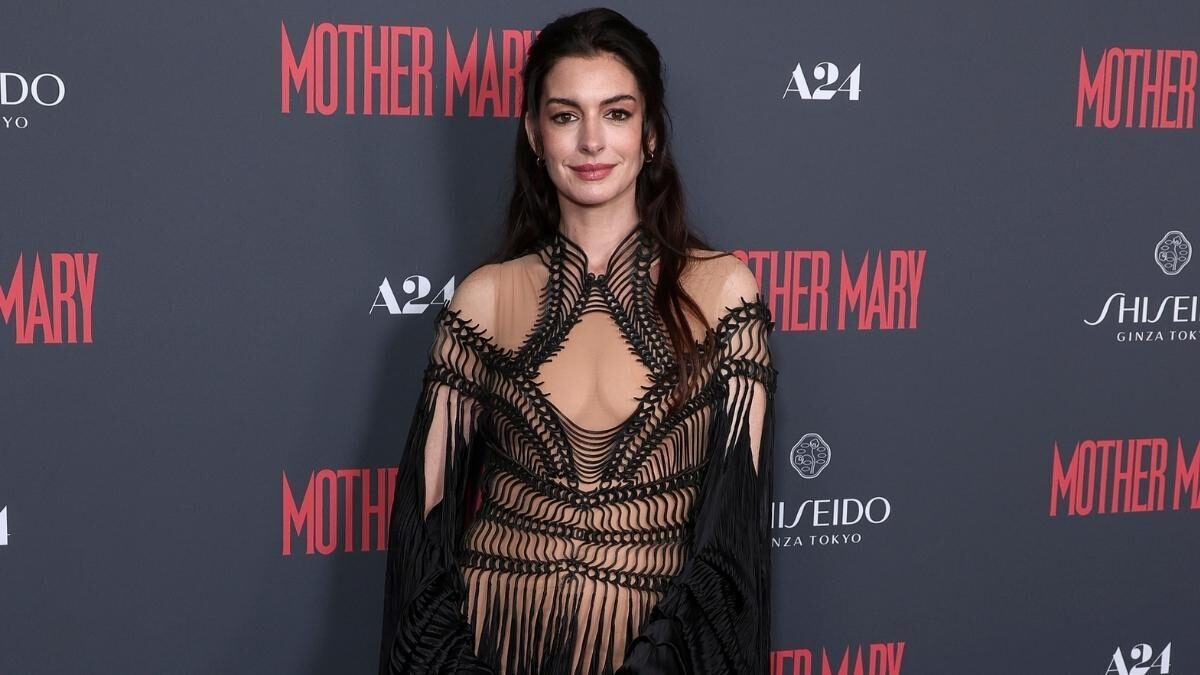 Anne Hathaway poartă la Londra o rochie Iris Van Herpen din colecția 2020