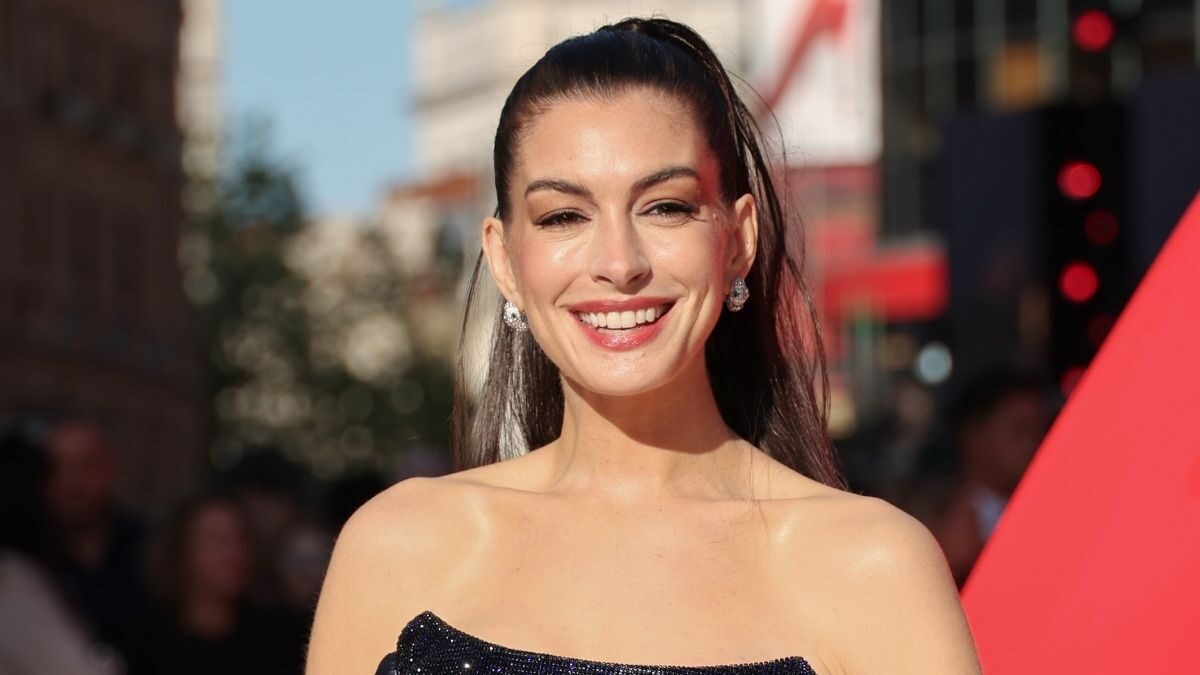 Anne Hathaway pozează pentru Vogue într-o ținută Valentino îndrăzneață