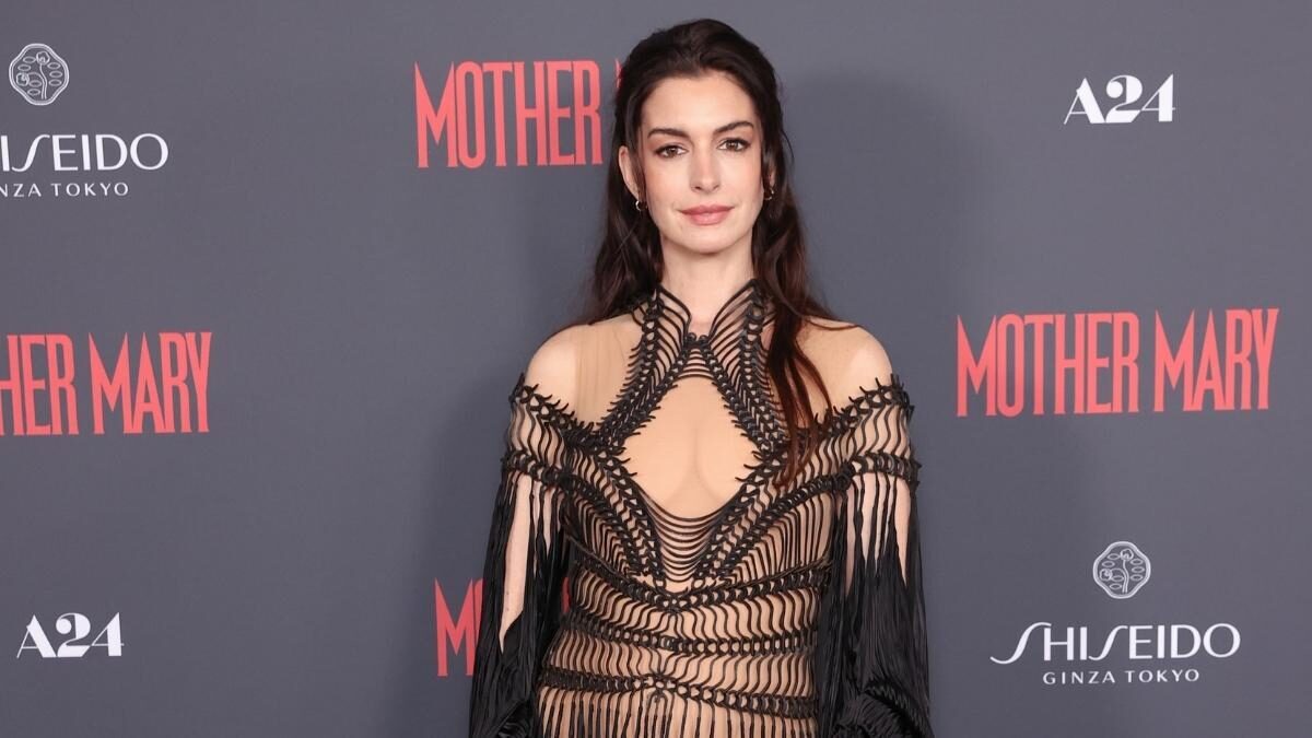 Anne Hathaway surprinde într-o rochie cu design anatomic pentru Mother Mary