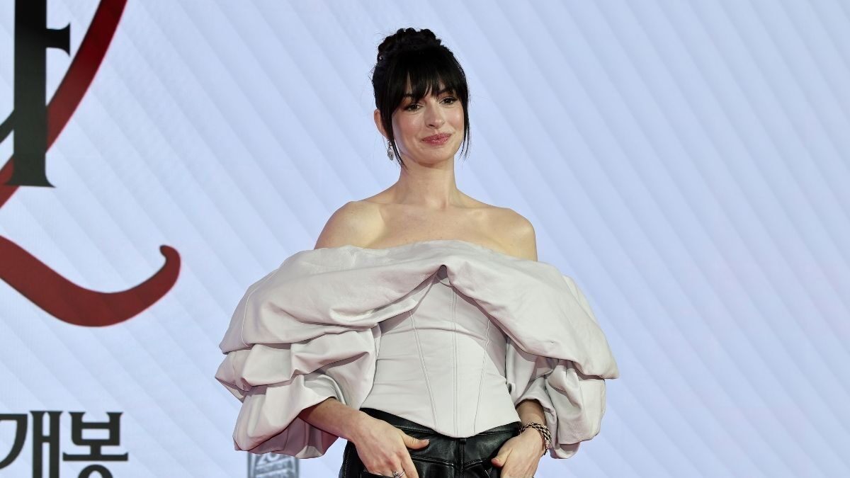 Anne Hathaway uimește într-o ținută Alaïa cu design cameleonic