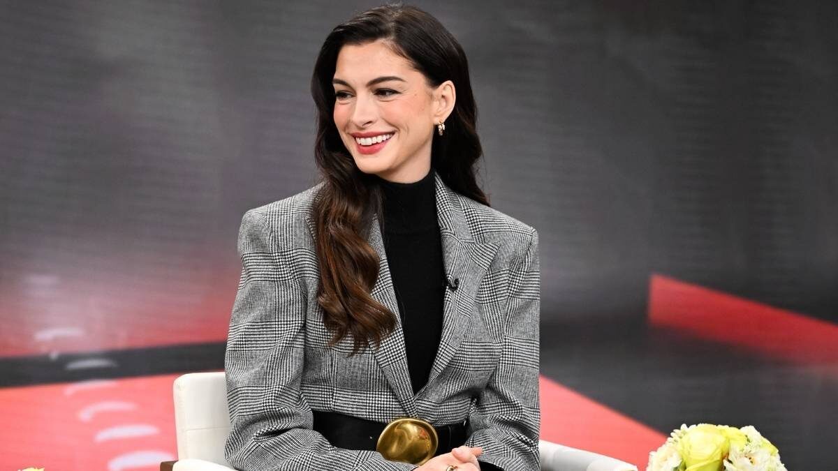 Anne Hathaway promovează noul film într-un costum Michael Kors cu șliț îndrăzneț