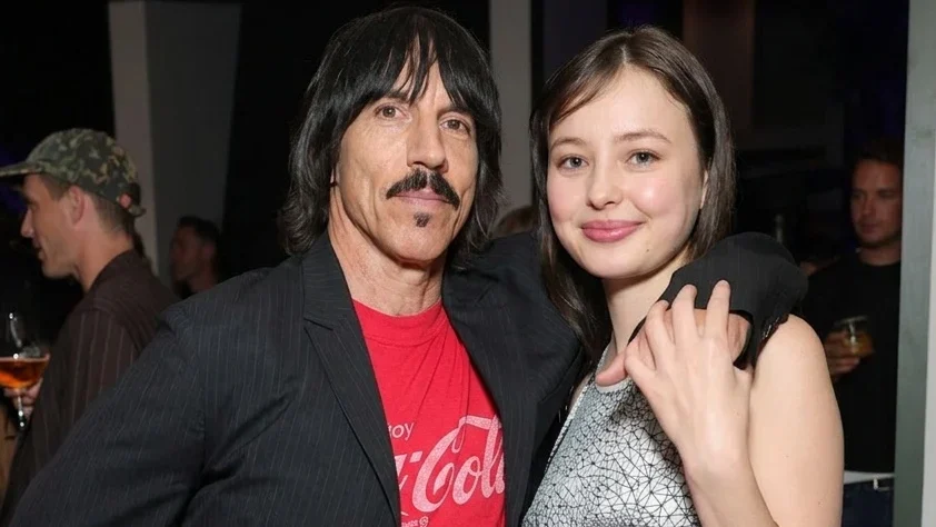 Iubita lui Anthony Kiedis rupe tăcerea despre diferența de 33 de ani