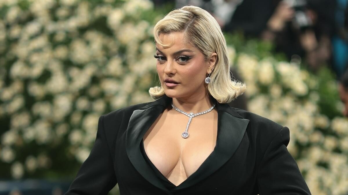 Bebe Rexha, apariție virală la 36 de ani într-un corset de piele și colanți