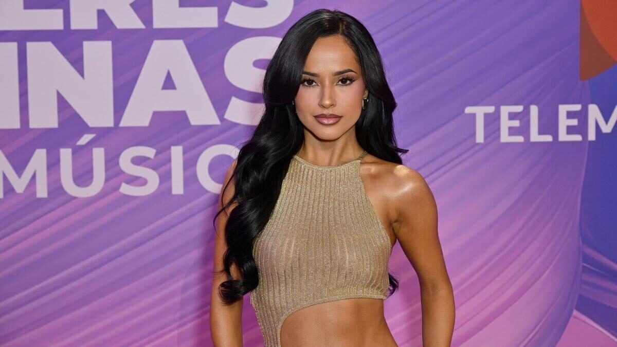 Becky G uimește la Billboard cu o rochie complet transparentă