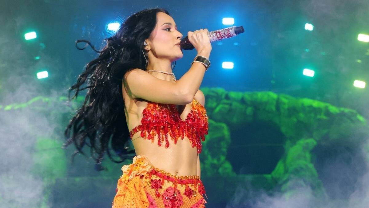 Becky G a uimit la Coachella 2026 cu o ținută complet transparentă