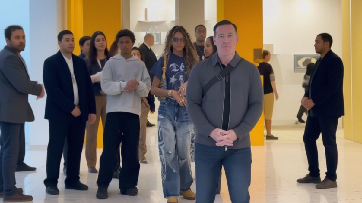 Blue Ivy poartă o geantă Louis Vuitton de 3.650 de dolari la Paris