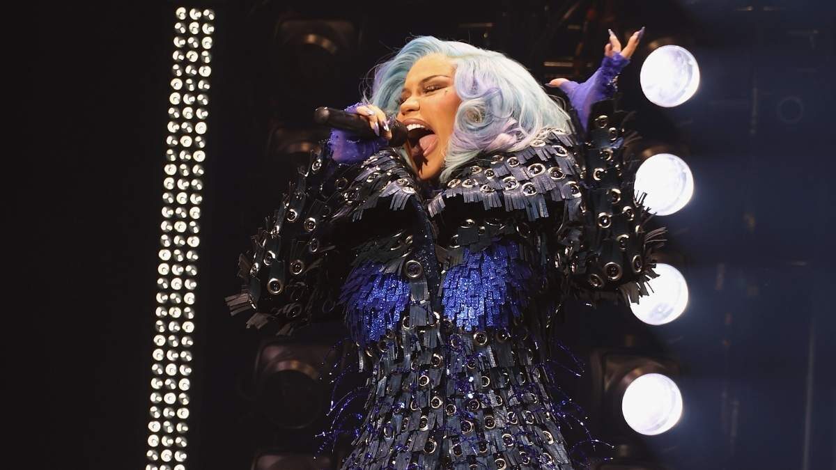 Cardi B încheie turneul Little Miss Drama într-un costum-armură Zigman
