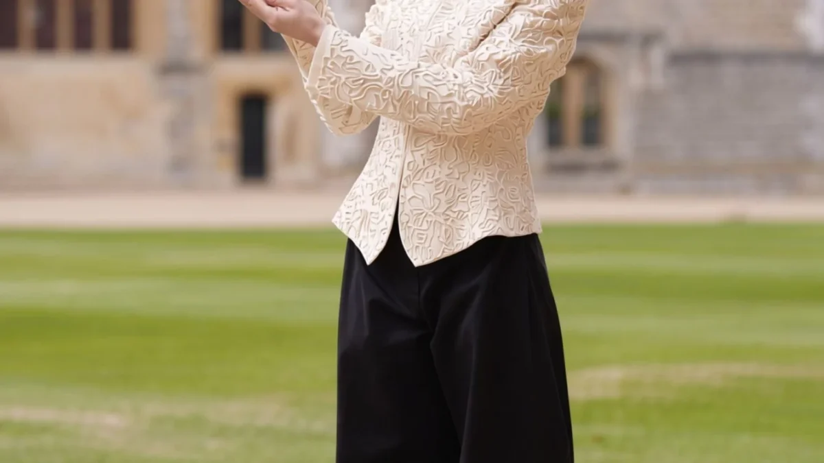 Carey Mulligan a uimit la Windsor într-un costum The Row cu pantaloni barrel-leg