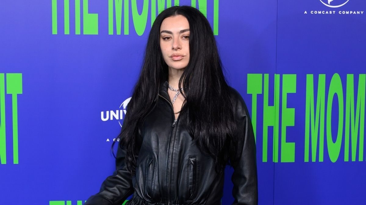 Charli XCX Erupcja 2026 aduce un design din piele cu decolteu adanc