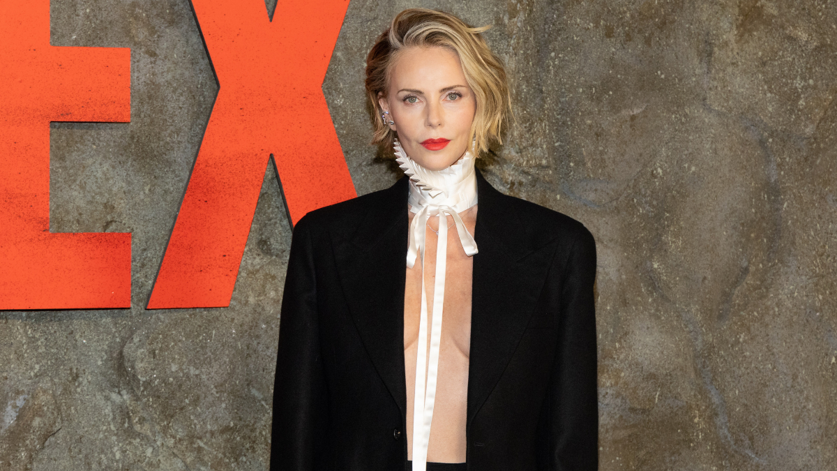Charlize Theron uimește într-un costum Dior la premiera filmului Apex