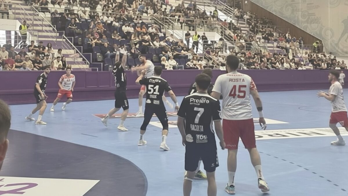 Dinamo și Poli Timișoara se duelează în finala Cupei după victorii la 9 și 11 goluri