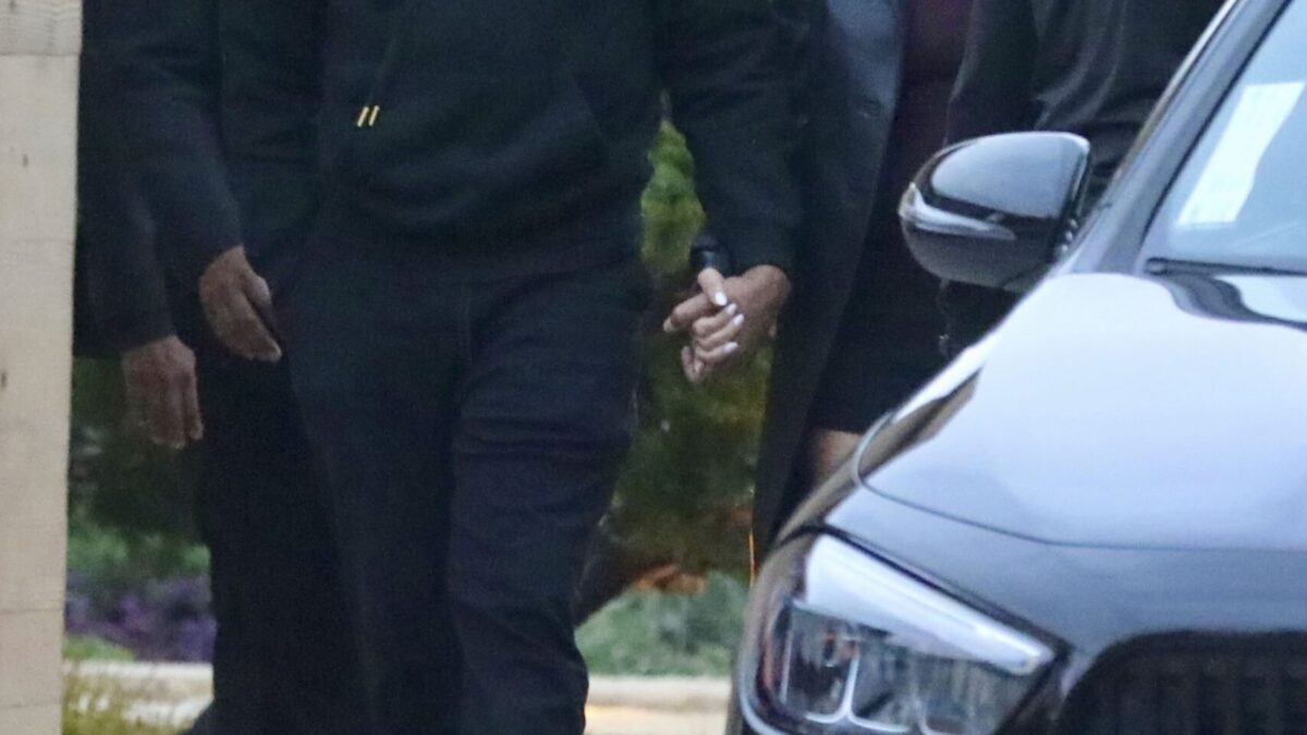 Dr. Dre, la 61 de ani, surprins cu noua iubită de 37 de ani într-un SUV Mercedes