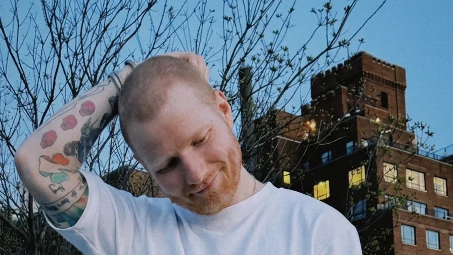 Ed Sheeran s-a ras în cap și anunță revenirea după o slăbire de 22,6 kg