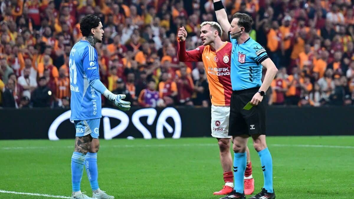 Fenerbahce pierde derby-ul cu 3-0 și portarul Ederson este eliminat