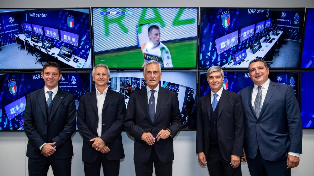 Șeful arbitrilor din Serie A, acuzat că a bătut în geamul camerei VAR